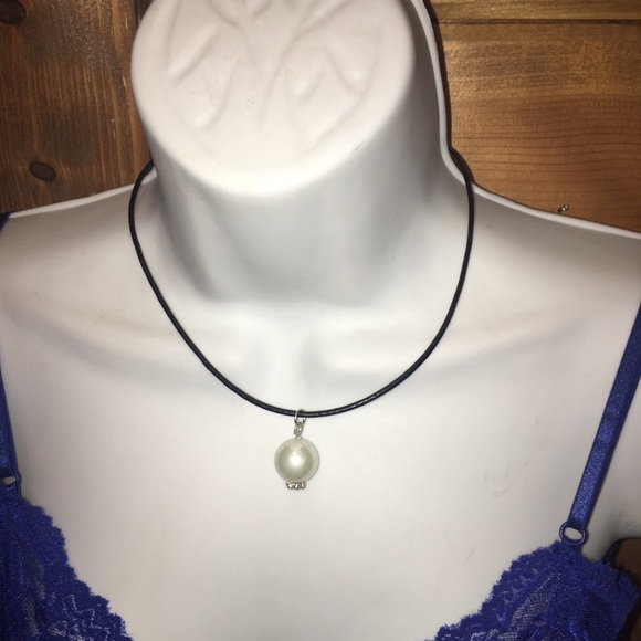 Faux pearl pendant on leather necklace & earrings - Picture 4 of 8